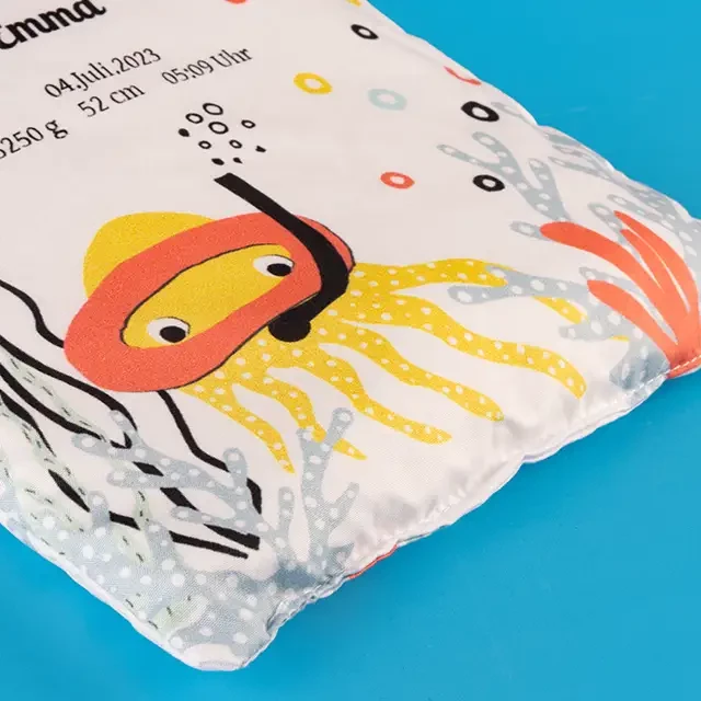 Ein Kirschkernkissen mit Foto oder mit niedlichem Quallen-Motiv zur Personalisierung mit Namen und Geburtstag bei ORWO gestalten und direkt online bestellen.