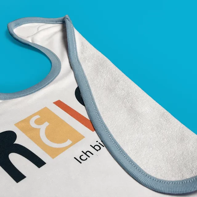 Lätzchen personalisiert bei ORWO bestellen. Rückseite aus weichem Frottee, welches aus 55% Polyester und 45% Baumwolle besteht. Die Oberfläche besteht aus 100% Polyester.