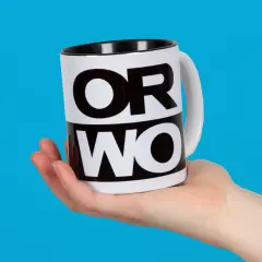 Eine weiße Tasse mit vielen kleinen schwarzen ORWO-Prints über die gesamte Fläche verteilt. Im inneren ist die weiße Keramik schwarz gefärbt. Jetzt bestellen.