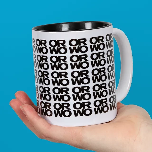 Eine weiße Tasse mit vielen kleinen schwarzen ORWO-Prints über die gesamte Fläche verteilt. Im inneren ist die weiße Keramik schwarz gefärbt. Jetzt bestellen.
