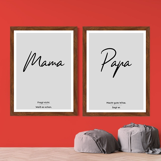 Poster selbst gestalten mit Text für Mama und Papa Zwei personalisierte Poster mit Text „Mama“ und „Papa“ sowie humorvollen Sprüchen im Holzrahmen.