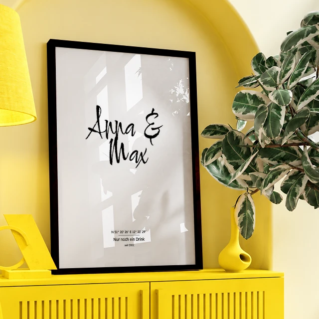 Poster mit Namen und Text für Paare gestalten Personalisiertes Poster mit den Namen „Anna & Max“, Koordinaten und persönlichem Spruch im schwarzen Rahmen.