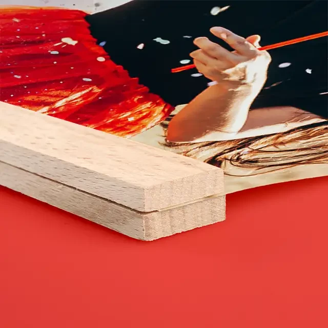Nahaufnahme eines Posters in Holz-Posterleiste, Eckansicht zeigt präzise Verarbeitung und Sitz.