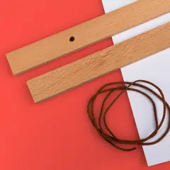 Detailansicht einer Posterleiste: Leiste 2 cm hoch, 1 cm dick. Braune Kordel verläuft durch die Leiste.
