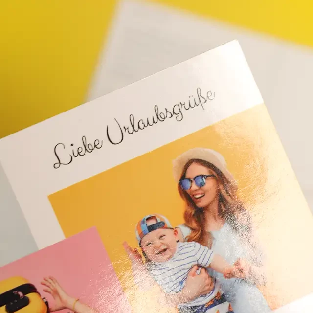 Postkarte selbst gestalten und versenden. Dabei kannst du beide Seiten gestalten, wobei die Vorderseite laminiert wird. Bestell die Karte direkt zum Empfänger nach Hause.
