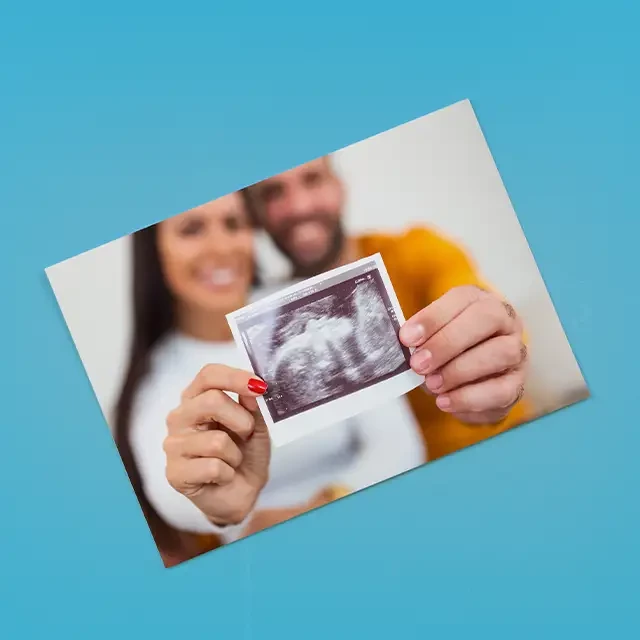 Postkarte selbst gestalten und versenden. Das ist eine einzigartige Art, überraschende Neuigkeiten direkt zu deinen Freunden und deiner Familie nach Hause zu liefern.