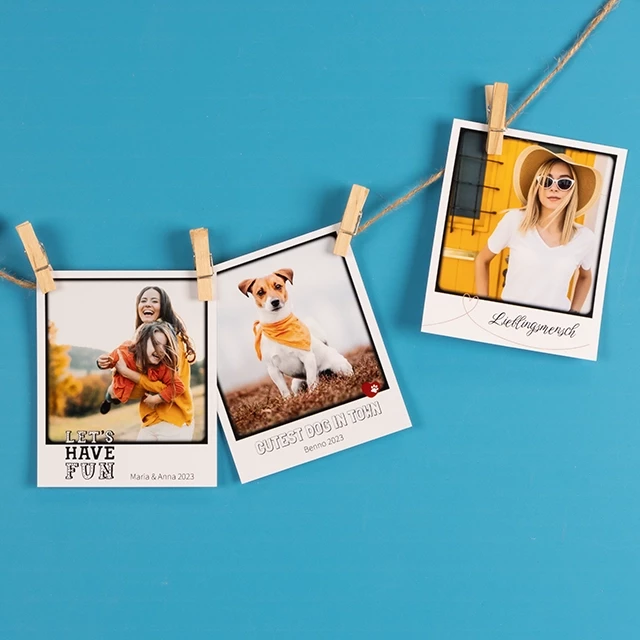 Retro Fotos bestellen und als individuelle Wanddeko verwenden: 3 Prints – Mama-Tochter-Moment, Haustier und Porträt – an einer Schnur, mit Klammern aufgehangen.