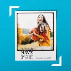 Retro Print mit einem besonderen Familien-Moment. Mit passendem Schriftzug, Namen und Datum personalisiert, mit schwarzem Rahmen ums Bild gedruckt, matt. 
