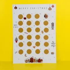 Adventskalender zum Rubbeln mit goldenen Feldern und individuellen Fotomotiven. Gezeigt vor gelbem Hintergrund.