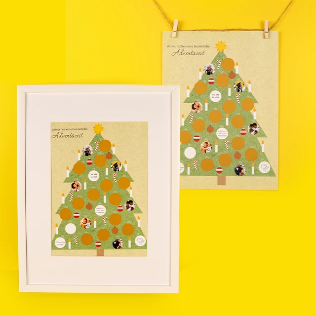 Zwei Rubbel Adventskalender „Weihnachtsbaum“ einmal als Poster im Bilderrahmen und einmal mit Klammern an einer Schnur befestigt.