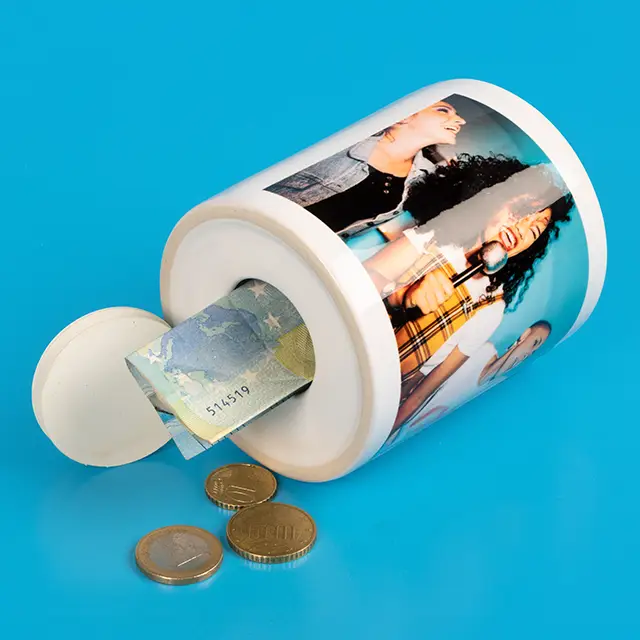 Spardose mit Namen bei ORWO selbst gestalten. Oben ist ein Schlitz zum Geld-Reinstecken und unten kannst du einen Deckel öffnen, um an das Geld zu kommen.