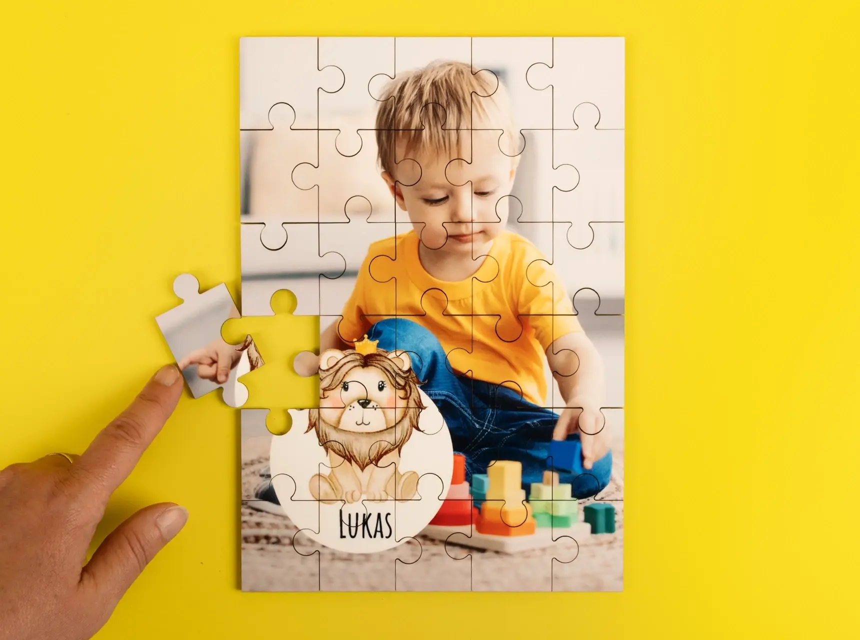 Foto-Puzzle aus Holz bei ORWO bestellen. Das Holzpuzzle kann aus 12 oder 30 Teilen bestehen und eignet sich besonders gut zum Puzzlen für Kinderhände.