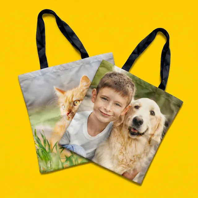 Zwei Foto-Stofftaschen von ORWO, vollflächig bedruckt mit einem Katzenfoto und einem Foto von Junge und Hund — gestalte deine Foto-Stofftasche mit deinem Lieblingsmotiv.