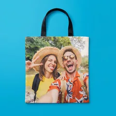 Foto-Stofftasche mit einem Urlaubsfoto eines lachenden Paares bedruckt – halte deinen Lieblingsmoment vollflächig und randlos auf der Tasche fest.