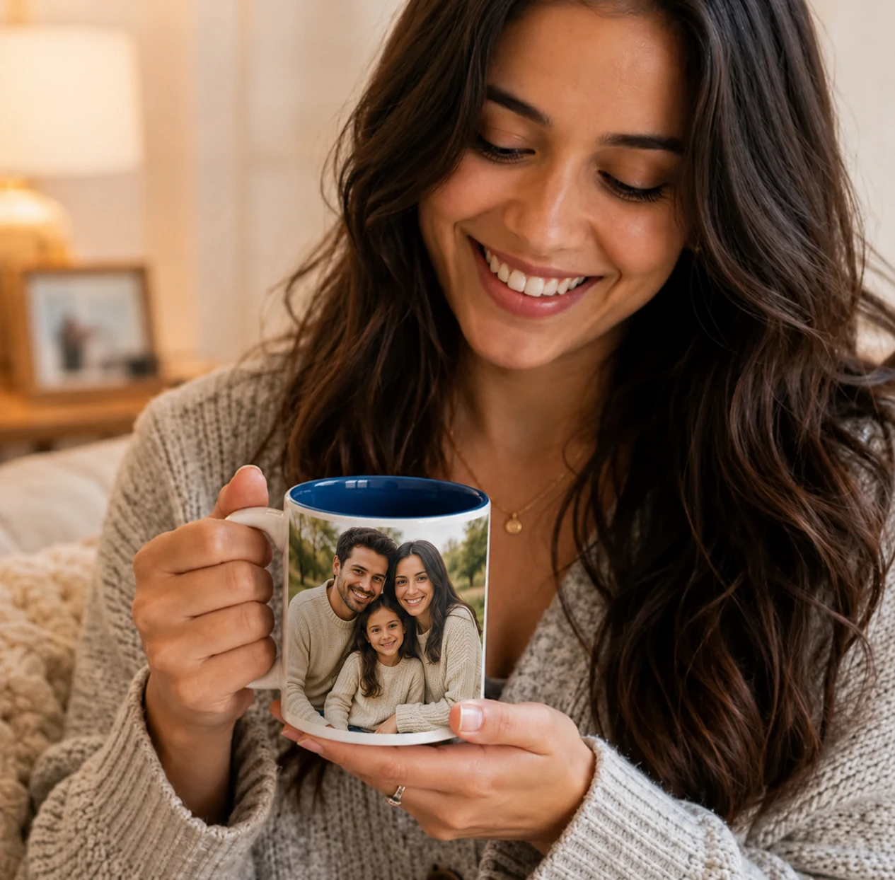 Person hält eine Tasse mit farbiger Innenseite und individuellem Motiv in der Hand – kreativ gestaltet im ORWO-Designer.