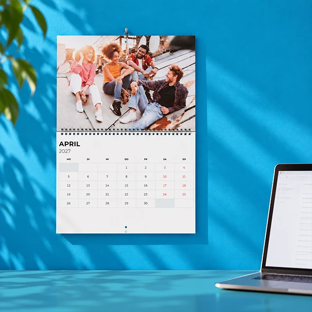 Klappbarer Wandkalender mit Bildgestaltung oben und Kalendarium unten