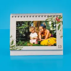 Tisch-Adventskalender mit dekorativen Bildern und Designs, ideal für eine persönliche Adventszeit.
