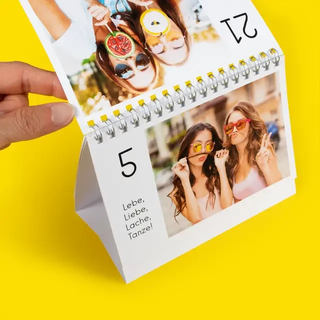 Kreativer Tisch-Adventskalender mit Fotos, perfekt für eine personalisierte Dekoration im Advent.
