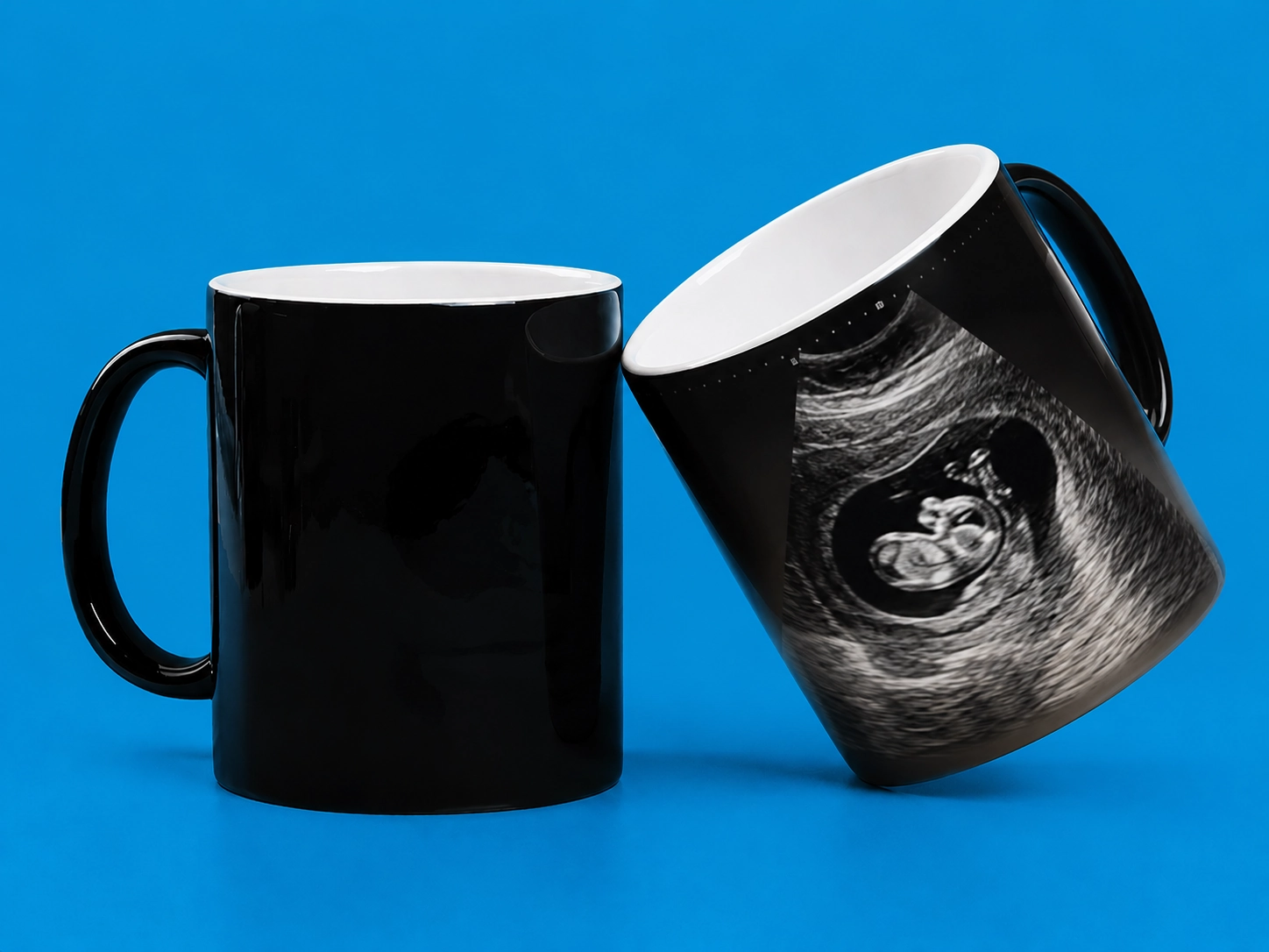Wir bedrucken eine von dir gestaltete Zaubertasse und helfen dir sogar beim Design. Mit zahlreichen Designvorlagen bieten wir dir eine Menge Inspiration für deine Tasse.