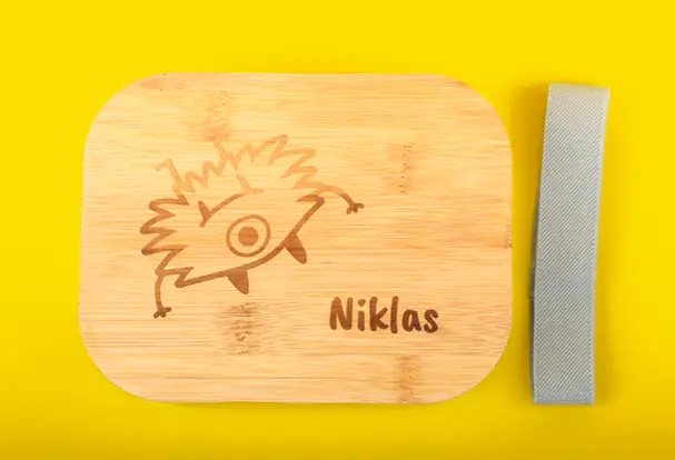 Verschenke unsere Lunchbox mit graviertem Bambusdeckel als personalisiertes Geschenk zur Einschulung. Die niedlichen Designs werden Kinderaugen zum Leuchten bringen!