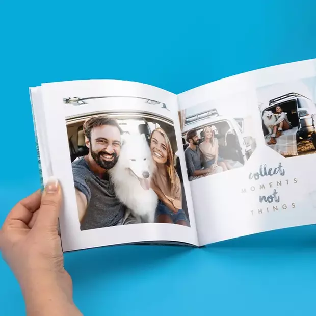 Valentinstag Fotogeschenke in Form eines aufgeschlagenen Fotobuchs mit Paar- und Reisefotos