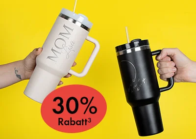 Zwei Hände stoßen mit großen Thermobechern an, einer in Beige mit Design "MOM", der andere in Schwarz mit ganz viel Herz. Ein roter Rabattbanner zeigt 30% Rabatt³.