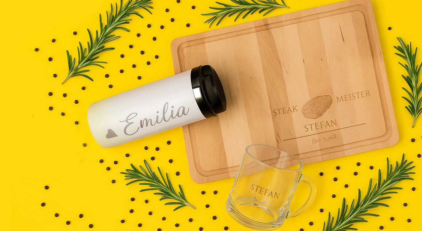 Gravur Geschenke: Bunte Tassen mit Persönlichkeit Eine junge Frau sitzt entspannt im Wohnzimmer vor der Couch an einem kleinen Tisch und hält sich jeweils eine bunte Tasse an jedes Ohr. Vor ihr stehen noch weitere Tassen, die perfekt als Gravur Geschenke geeignet sind. Ein humorvolles und individuelles Fotogeschenk, das im Alltag Freude bringt.