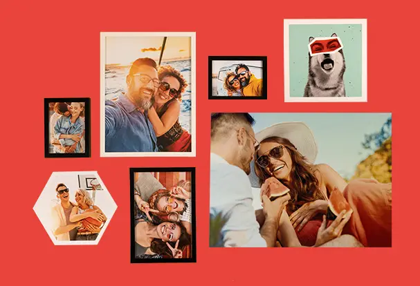 Ein Mix aus hochwertigen Wandbildern: Eine sommerliche Fotoleinwand mit einem Paar, das genüsslich Melone isst, ein Forex-Foto mit einem niedlichen Hundemotiv, eine sechseckige Fotokachel mit einem sportlichen Basketballpaar und eine stilvolle Bilderwand mit weißen und schwarzen Rahmen voller Urlaubsbilder.