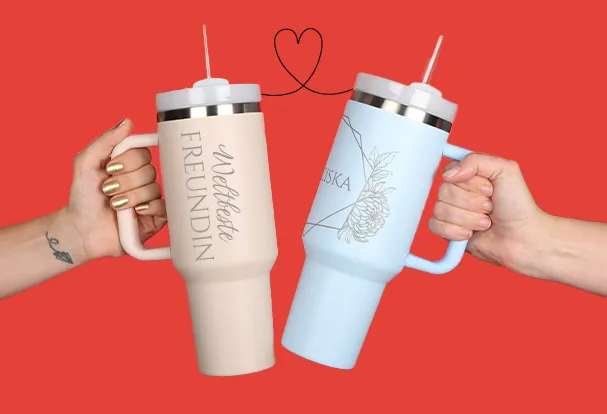 Zwei XXL Thermobecher, bedruckt mit floralem Design und Namen oder individuellem Text. Perfekt als personalisiertes Geschenk für alle Coffee-Lover