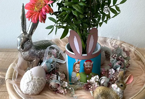 Bereit für einen superniedlichen DIY-Tipp? Bei uns erfährst du, wie du ganz einfach deine eigenen Hasenohren basteln und damit deine Fototassen aufhübschen kannst.