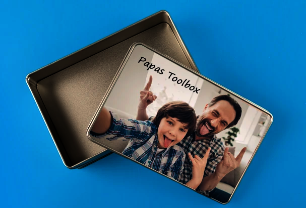 Eine Fotodose ist ein praktisches und wiederverwendbares Geschenk. Gestalte eine rechteckige Fotodose mit der Aufschrift "Papas Toolbox" und verschenke sie zum Vatertag.