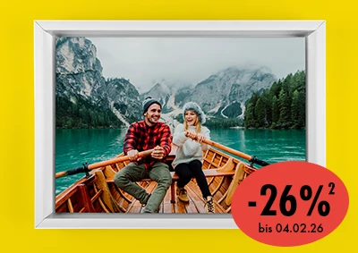 Romantisches Wandbild von ORWO mit Foto eines glücklichen Paares in einem Ruderboot auf einem Bergsee, personalisiertes Fotoprodukt als hochwertiger Wandschmuck mit Rabattaktion