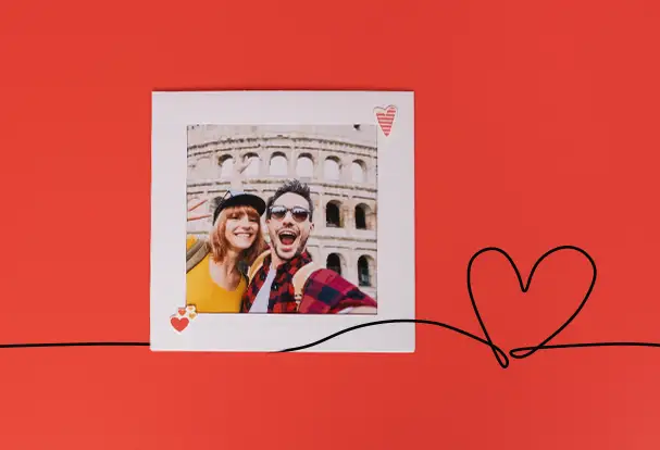 Weißer Magnet-Rahmen mit Urlaubs-Selfie eines jungen Paares und verziert mit kleinen Herz-Stickern. Ideal als kleines Geschenk für den Freund oder die Freundin
