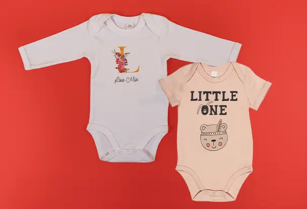 Wenn du nach Geschenken für Säuglinge suchst, kannst du bei ORWO niedliche Babybodys gestalten. Wähle zwischen lang - oder kurzärmligen Bodys in verschiedenen Farben.