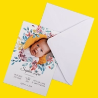 Klassische Fotokarte im kleinen Hochformat zur Geburt. Liebevoll gestaltet mit Blumenkranz und Babyportrait – perfekt, um das kleine Wunder vorzustellen.
