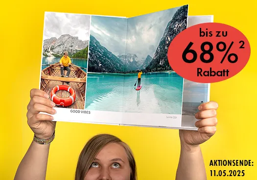 Eine junge Frau hält stolz ihr Echtfotobuch in die Luft. Das stabile Hardcover und die ausbelichteten Seiten sind besonders hochwertig und stabil. Jetzt ab 26 €.  