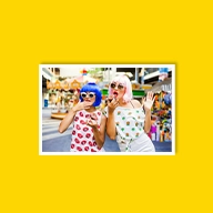 Ein Foto auf gelbem Hintergrund. Zu sehen ist ein Motiv zweier Person auf einem Jahrmarkt abgebildet auf einem Fotoabzug. Bestellen Sie jetzt online bei ORWO.