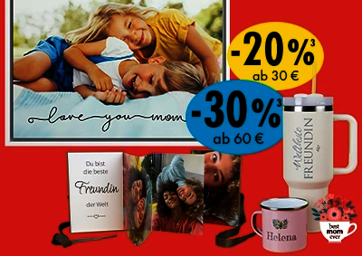 Auswahl an ORWO Fotoprodukten mit gerahmtem Familienfoto, Fotokarten und personalisierten Tassen sowie Hinweis auf Rabattstaffel