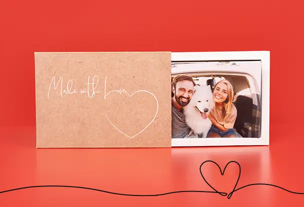 Bilderbox mit „Made with Love“-Aufdruck – perfekt, um 100 Fotoabzüge eurer schönsten Erlebnisse darin zu sammeln, zum Beispiel vom letzten gemeinsamen Road-Trip mit Hund