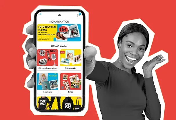 Frau hält Smartphone in die Kamera, geöffnet ist die App „ORWO Foto“