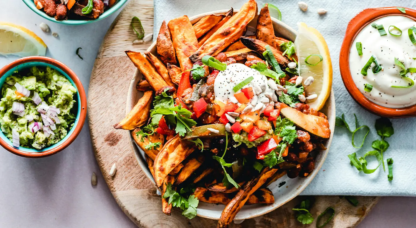 Unser Food-Fotografie-Tipp: Erfahre, wie du ein appetitanregendes Gericht vor einem rustikalen Hintergrund besonders beeindruckend in Szene setzen kannst.