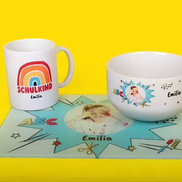 Gestalte Tasse, Schüssel und Brettchen im passenden Design und stelle ein Frühstücksset für deine Kids zusammen. So wird der Schulanfang jeden Morgen etwas Besonderes.
