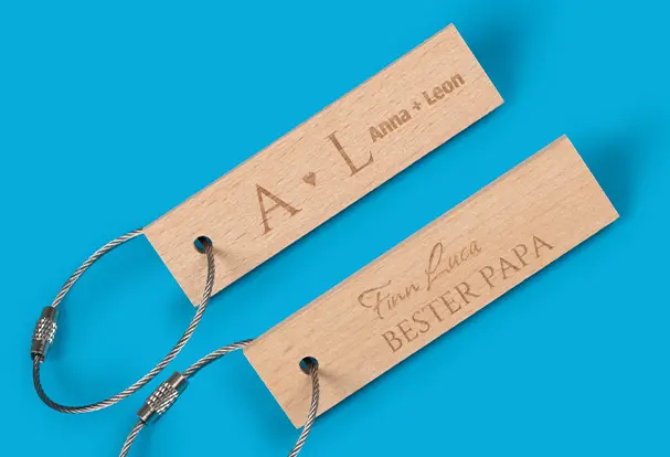 Ein Set aus gravierten Schlüsselanhängern aus Holz, die mit persönlichen Widmungen versehen sind. Diese einzigartigen Geschenke mit Gravur bieten eine stilvolle und bedeutungsvolle Möglichkeit, Erinnerungen oder Botschaften zu bewahren.