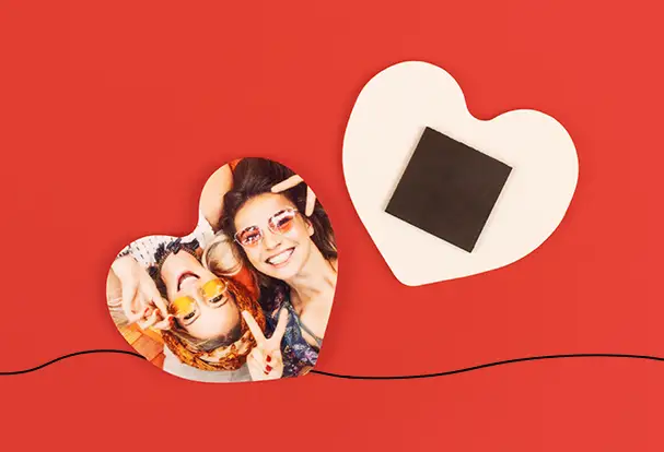 Fotomagnet in Herzform mit einem lustigen Selfie von zwei jungen Frauen. Ein personalisiertes Geschenk mit Anziehungskraft