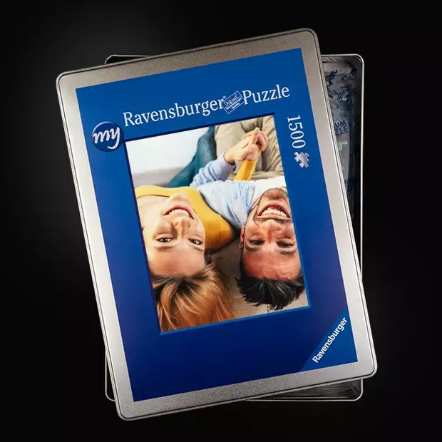 Das Ravensburger Fotopuzzle mit 1500 Teilen zeigt ein wunderschönes Paarfoto und kommt in einer praktischen Metallbox. Ein ideales Fotogeschenk oder eine Herausforderung für Puzzle-Fans, jetzt zu den Black Week Rabatten erhältlich.