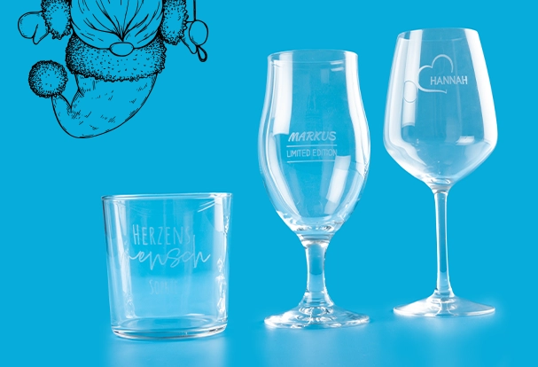 Elegante Gläser mit individueller Gravur: ein Saftglas mit „Herzensmensch“, ein Bierglas mit „Markus, limited Edition“ und ein Weinglas mit einem gravierten Herz sowie dem Namen „Hannah“. Diese Fotogeschenke Weihnachten sind stilvolle und persönliche Highlights für jeden Anlass.