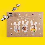 Der Countdown-Kalender im fröhlichen Osterdesign überrascht mit 24 Türchen, gefüllt mit Schokolade und persönlichen Fotos. Versüßt das Warten – kreativ und individuell.