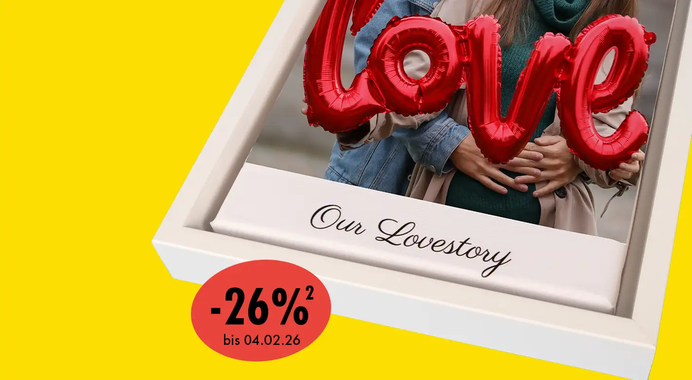 Fotoleinwand als Valentinstagsgeschenk Gerahmte Fotoleinwand mit Collage aus Paarfotos und der Aufschrift „Our Lovestory“, präsentiert als persönliches Fotogeschenk zum Valentinstag