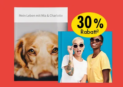 Zwei Fotobücher vor rotem Hintergrund. Ein quadratisches mit zwei Freundinnen, dahinter ein großformatiges im A4-Format mit dem Familienhund auf dem Cover.