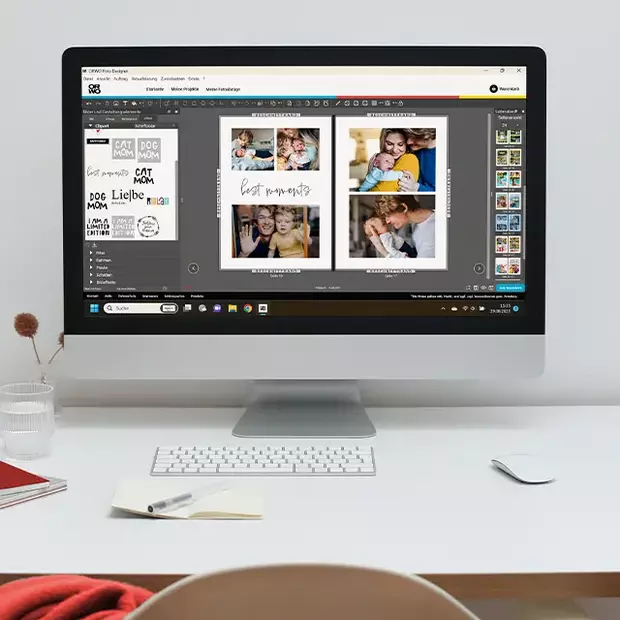 Fotobuch Gestaltung in der Fotodesigner Software Auf einem Monitor, der auf einem Schreibtisch steht, ist die Fotobuch Software geöffnet. Die Benutzeroberfläche zeigt die Gestaltung eines Fotobuches mit Bildern und Texten, die kreativ angeordnet werden.
